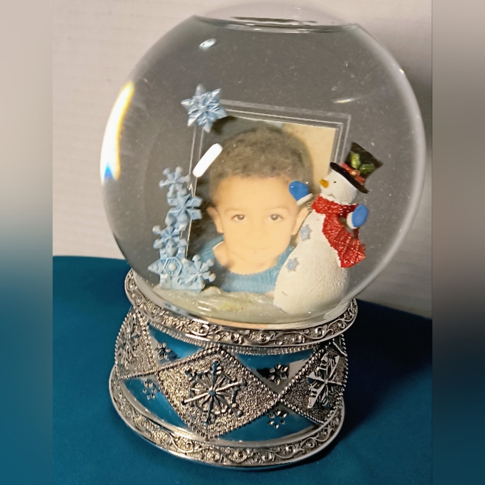 😲 Picture Frame Musical Snow Globe